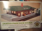 46217 Scenery Plastic Bachmann Ho-scale Station Lighted Train Box Orig Passenger