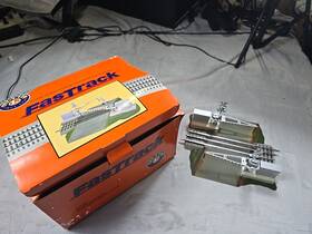 Lnl12062 Lionel O Fastrack Track With Roadbed 3-rail Grade Crossing Gates Flasher 6-12062