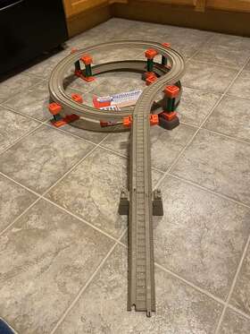 Bdp31 Thomas & Friends P947 And Trackmaster Deluxe Spiral Track Pack Brown Risers