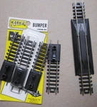 (4) Atlas Gauge Bumper #2536-50 + (1) Re-railer Piece Made In Usa. Fixed Price $26.35.
